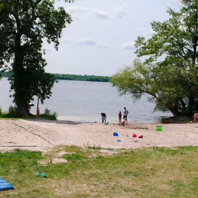 Owners and renters will both equally enjoy the combed sandy beach on the shores of Lake Seymour